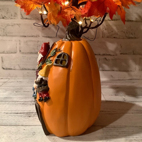 Resin Pumpkin LED With 4 Gnomes Climbing Grape Vine - Picture 4 of 9
